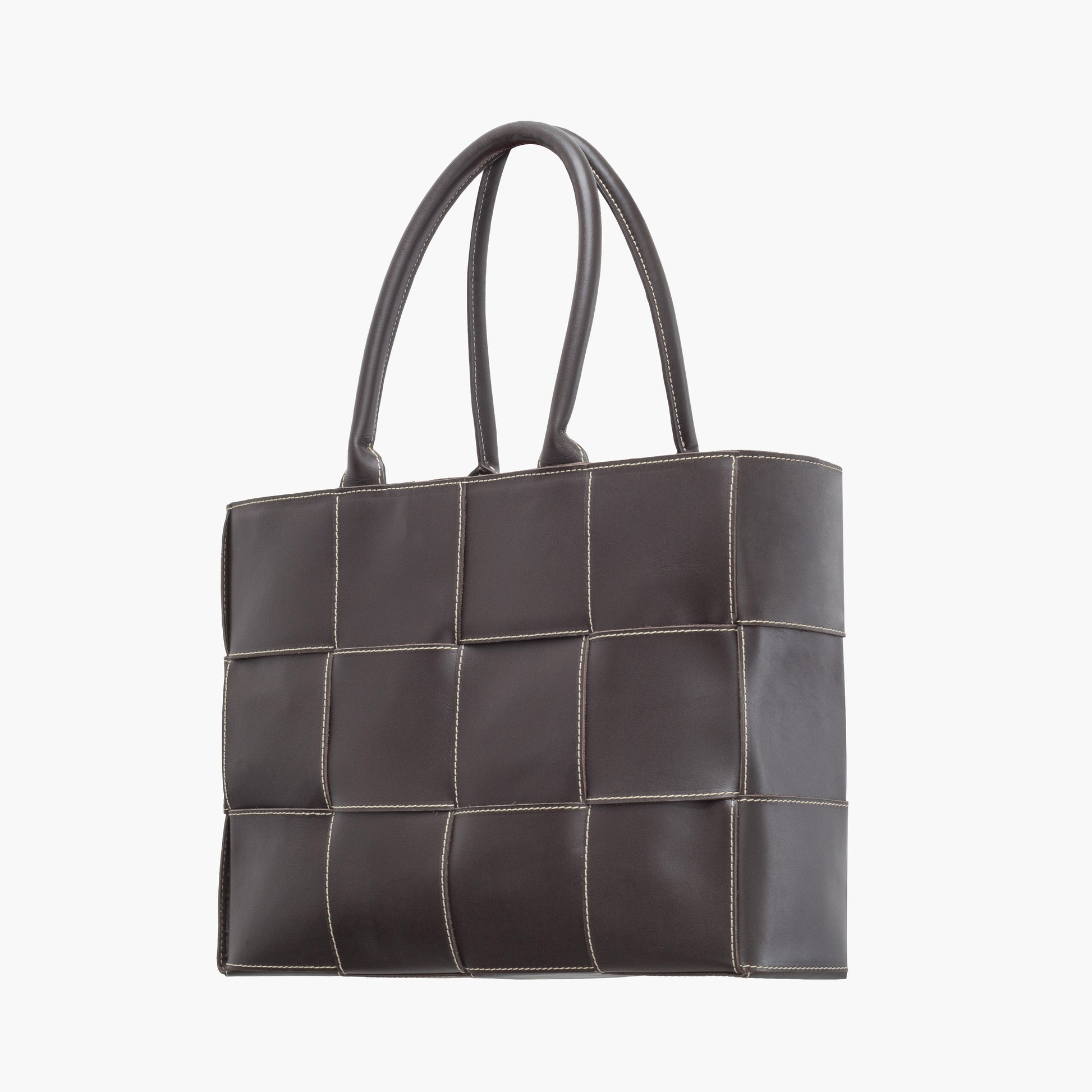 Bolsa tote café acolchada con diseño de paneles cuadrados y costuras blancas en contraste, asas dobles superiores y estructura amplia rectangular.