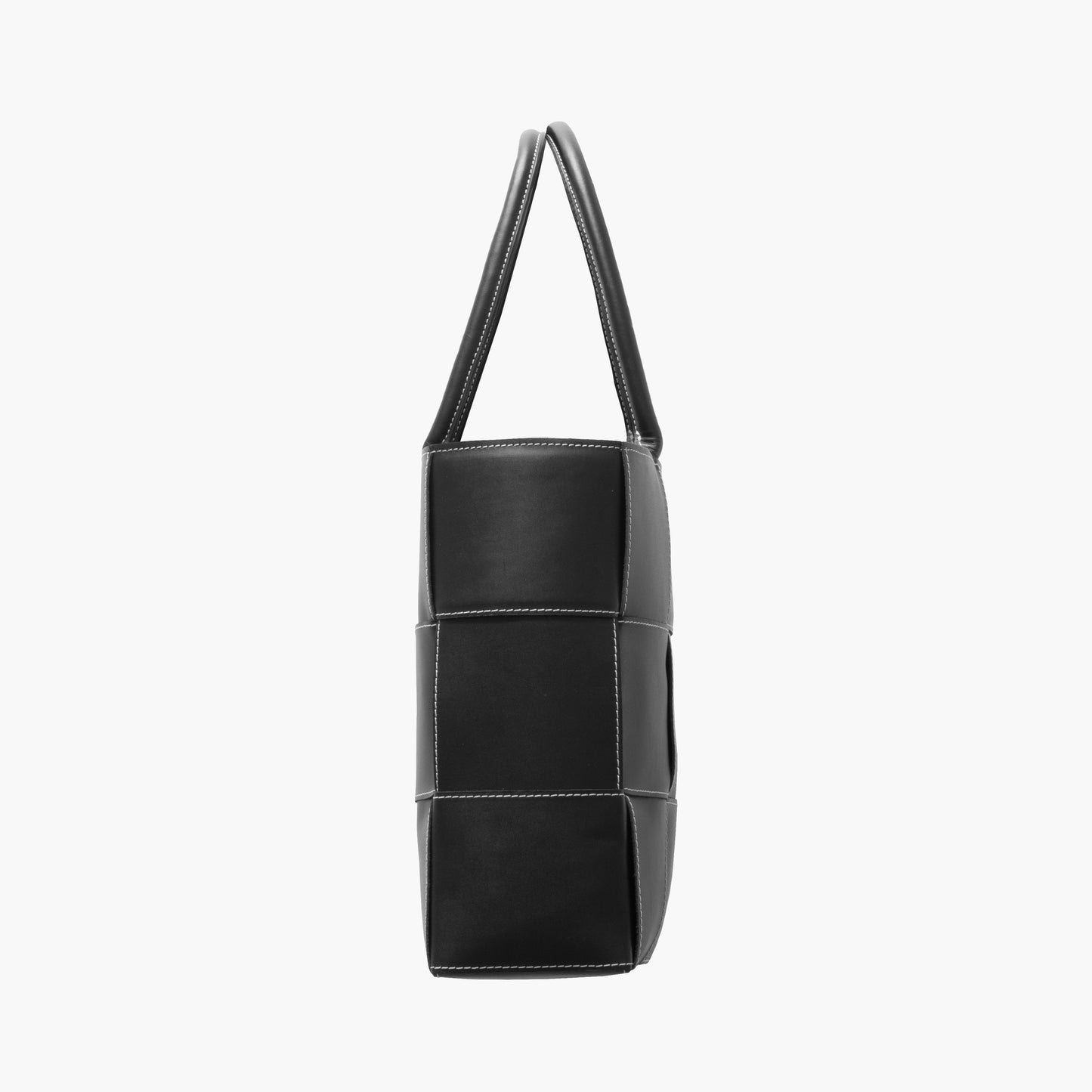 Bolsa tote negra acolchada con diseño de paneles cuadrados y costuras blancas en contraste, asas dobles superiores y estructura amplia rectangular.