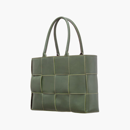Bolsa tote verde acolchada con diseño de paneles cuadrados y costuras blancas en contraste, asas dobles superiores y estructura amplia rectangular.