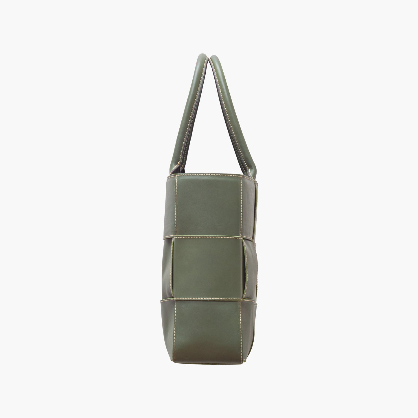 Bolsa tote verde acolchada con diseño de paneles cuadrados y costuras blancas en contraste, asas dobles superiores y estructura amplia rectangular.