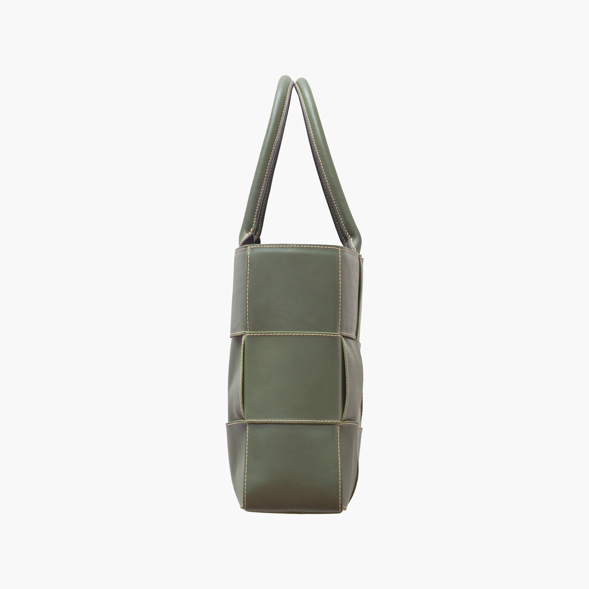 Bolsa tote verde acolchada con diseño de paneles cuadrados y costuras blancas en contraste, asas dobles superiores y estructura amplia rectangular.