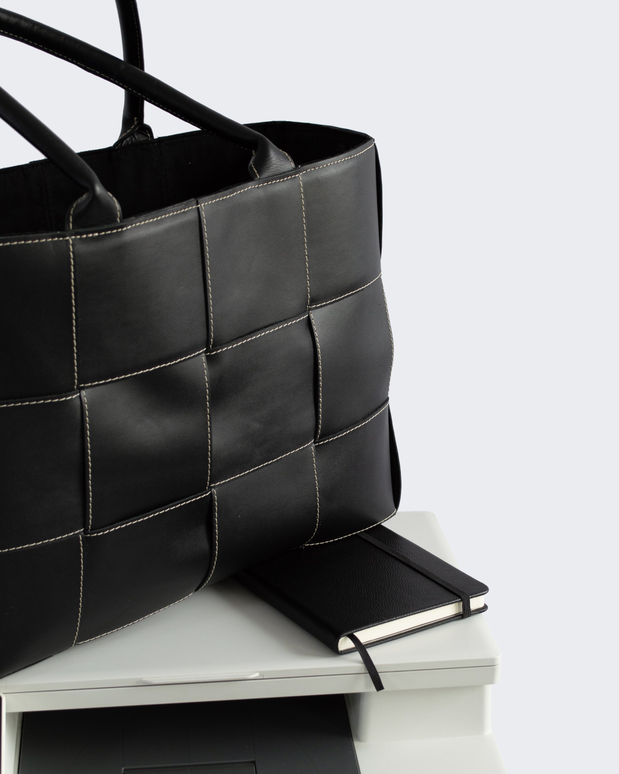 Bolso Thote Thupe negro tipo tote estructurado con paneles y costuras visibles, diseño elegante y minimalista para uso diario.