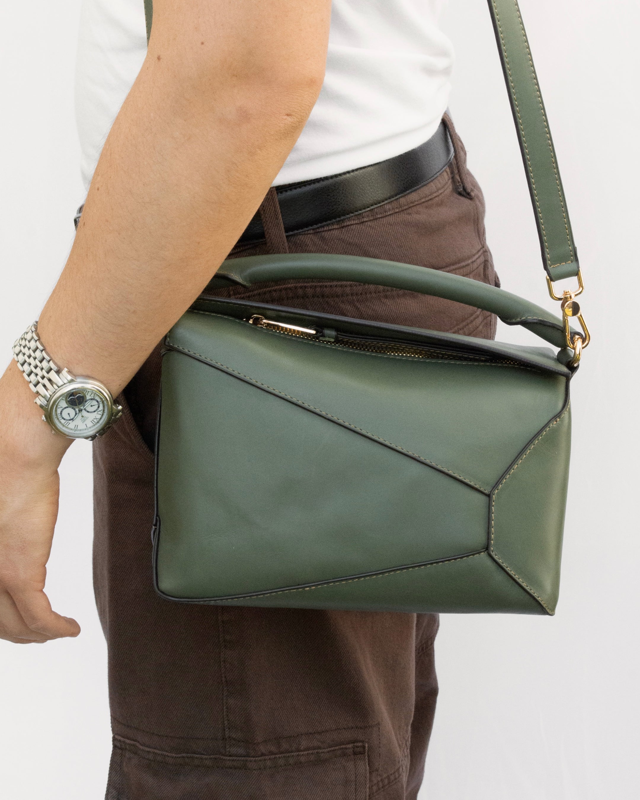 Bolso Thupe verde estructurado tipo crossbody con asa superior y herrajes dorados en estilo contemporáneo.